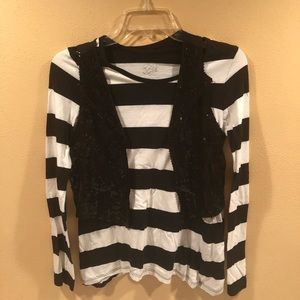 Girl’s striped top w/removable sequined vest.